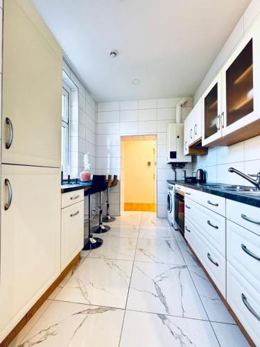 Konyha, Comfortable Private Rooms in 3BR Apartment Near Kaufpark Alterlaa in 23. Liesing