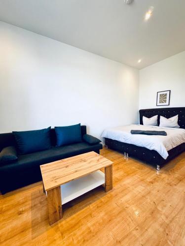 Comfortable Private Rooms in 3BR Apartment Near Kaufpark Alterlaa in Wien, Österreich