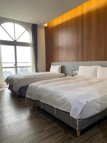 1 double bed, 1 twin bed