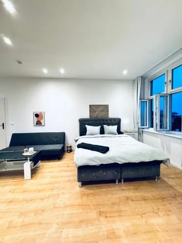 Bright Private Rooms in 4BR Apartment Near Kaufpark Alterlaa in Wien, Österreich