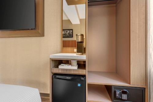 Cambria Hotel New York Times Square - image 3