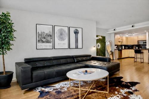 Modern Downtown Dallas City View High-Rise, Free Parking, Pool, Gym