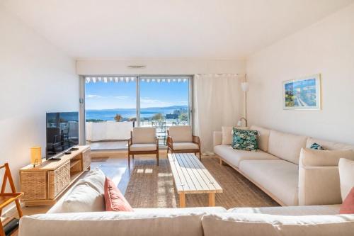 2BR Sea View Apartment with Pool & AC