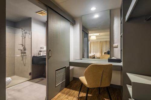 room detail thumbnail 2