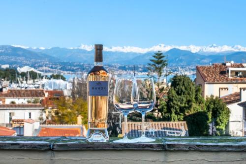 Two bed with a fantastic view in Antibes old town