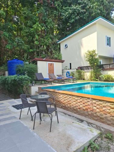 Private Pool Villa , 4BR, Fast WiFi, BBQ Garden in Dan Mai