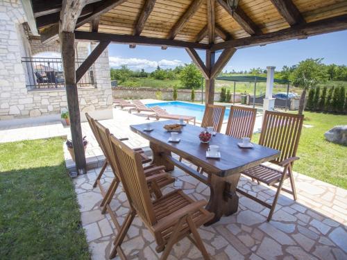  Quaint Stone Villa with Swimming Pool in Kastelir, Unterkunft in Babići