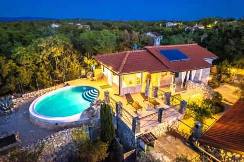Villa Nana with a swimming pool – khách sạn tại Gabonjin