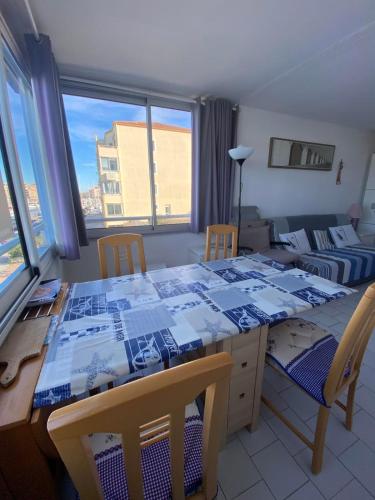 Bright 2-bedroom apartment a stone's throw from the sea facing the port