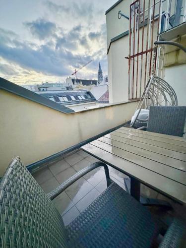 Rooftop Apartment with Balcony & AC, Вена