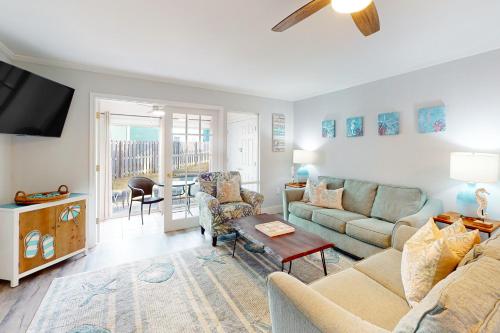 Ground-floor condo with private patio on-site pool & tennis - walk to beach – khách sạn tại Destin Beachfront