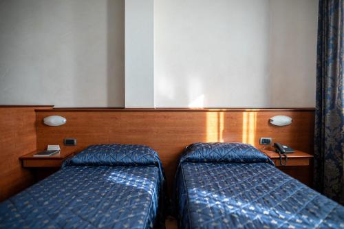 1 queen bed, 2 sofa beds