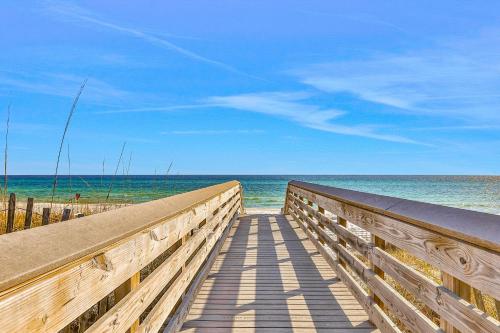 Sleek beach-themed retreat with patio bikes LSV & pool access in Inlet Beach (FL)