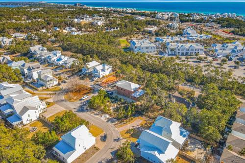 Sleek beach-themed retreat with patio bikes LSV & pool access in Inlet Beach (FL)