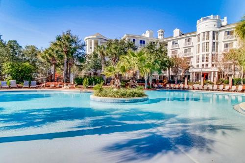 Renovated studio with pool hot tub full sized fridge and 2 burner stovetop in Destin (FL)