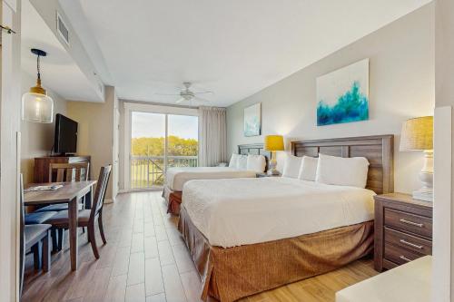 Renovated studio with pool hot tub full sized fridge and 2 burner stovetop in Destin (FL)