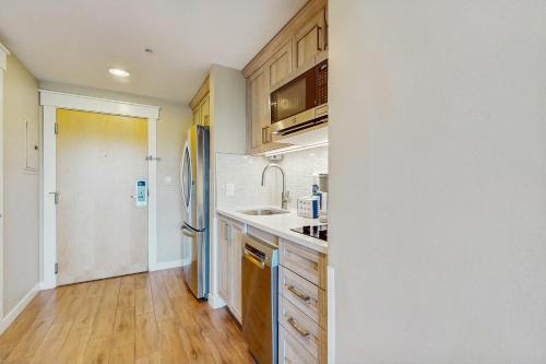 Renovated studio with pool hot tub full sized fridge and 2 burner stovetop in Destin (FL)