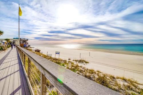 Renovated studio with pool hot tub full sized fridge and 2 burner stovetop in Destin (FL)