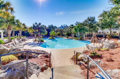 Renovated studio with pool hot tub full sized fridge and 2 burner stovetop in Destin (FL)