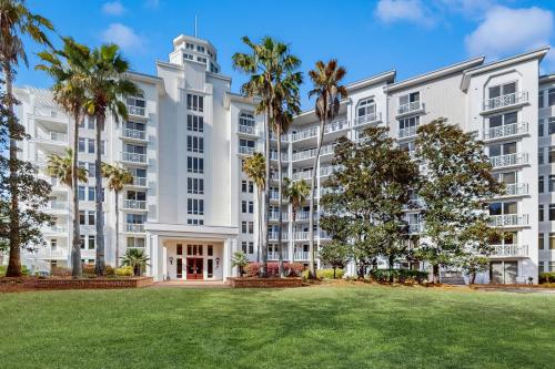 Renovated studio with pool hot tub full sized fridge and 2 burner stovetop in Destin (FL)