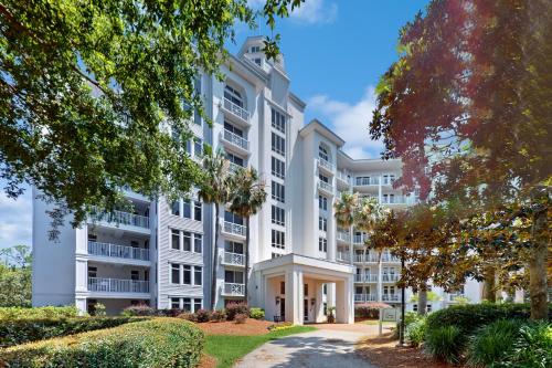 Renovated studio with pool hot tub full sized fridge and 2 burner stovetop in Destin (FL)