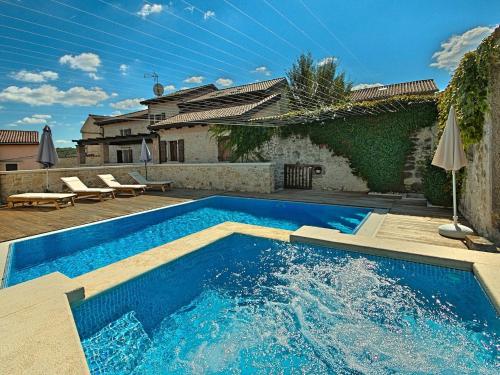  Luxurious Holiday Home with Swimming Pool in Vizinada, Pension in Vižinada