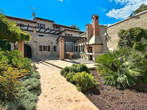  Luxurious Holiday Home with Swimming Pool in Vizinada in Vižinada