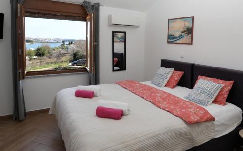 Marina Vista Sea View Apartments & Rooms