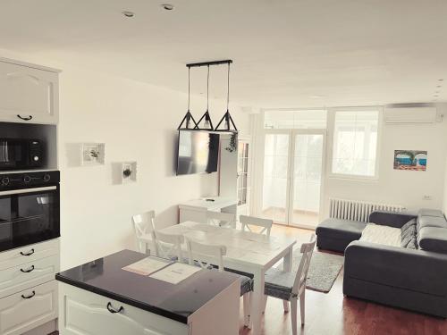 Costa apt 3 bedrooms Ideal for Groups Near Arena