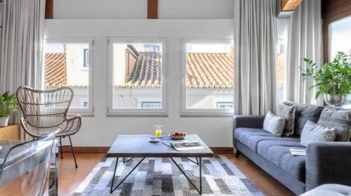 Architect-Designed Loft in a Historic Hilltop Neighborhood, Lizbona