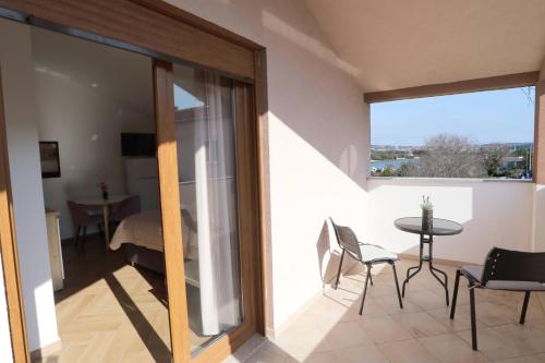 Marina Vista Sea View Apartments & Rooms 4