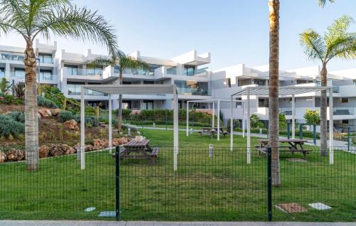 Modern 2 Bedroom Apartment with Panoramic Sea Views - image 2