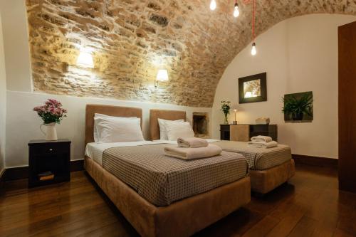 2 twin beds, 1 sofa bed