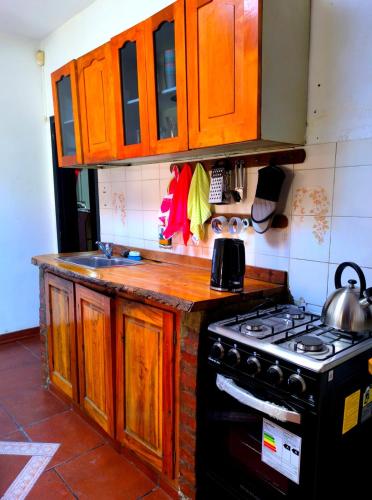 Kitchen, Hostel Kuyen Mapu in Comodoro Rivadavia