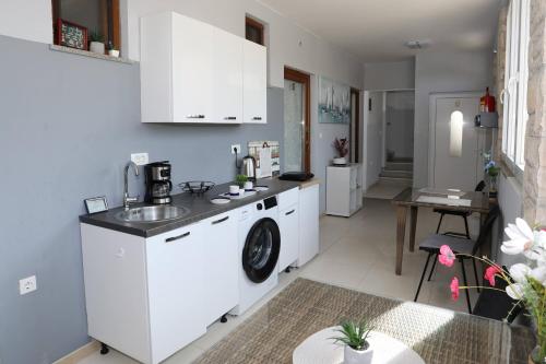 Marina Vista Sea View Apartments & Rooms 2