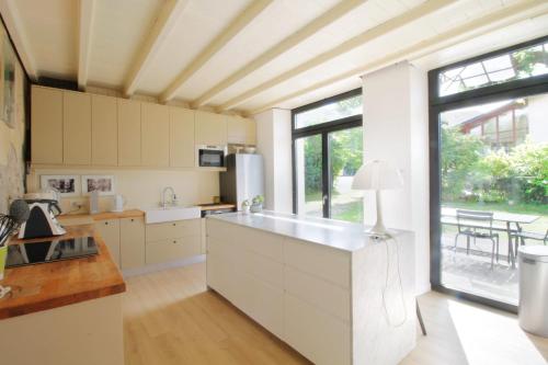 Family home peaceful setting and swimming pool! in Jongieux