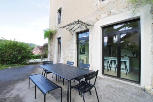 Family home peaceful setting and swimming pool! in Jongieux