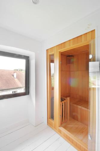 Family home peaceful setting and swimming pool! in Jongieux