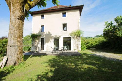 Family home peaceful setting and swimming pool! in Jongieux