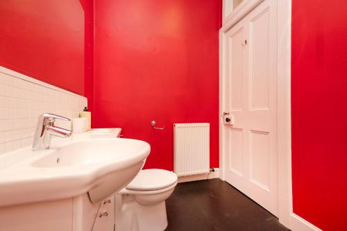 Stylish Southside Flat Near Old Town - image 10