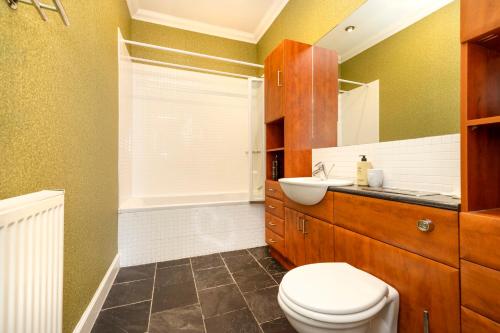 Stylish Southside Flat Near Old Town - image 11
