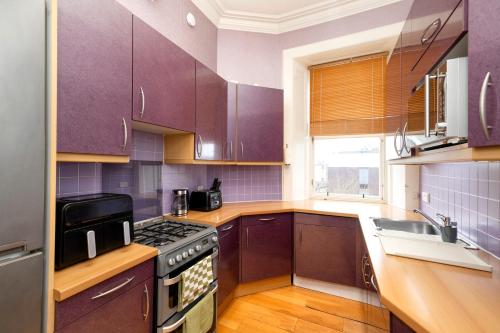 Stylish Southside Flat Near Old Town - image 13