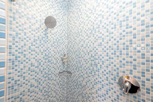 Stylish Southside Flat Near Old Town - image 12