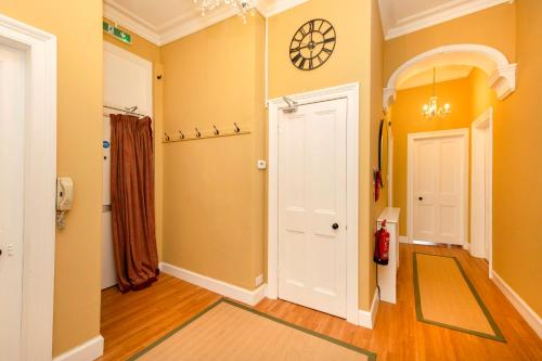 Stylish Southside Flat Near Old Town 