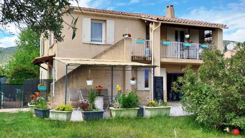 appartement bien équipé 2 chambres lit 2 place dans chaque chambre plus canapé lit 2 place, 5 personnes, terrasse bien équipé, planchas, parking gratuit sur place, a proximité de tout commerce et de cure thermal, Cadarache ,Forcalquier, gorge du verdon - Saint-Michel-l'Observatoire