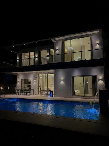 The Villa Exotica with Pool, Lawn and Games - Alibag - Alibaug