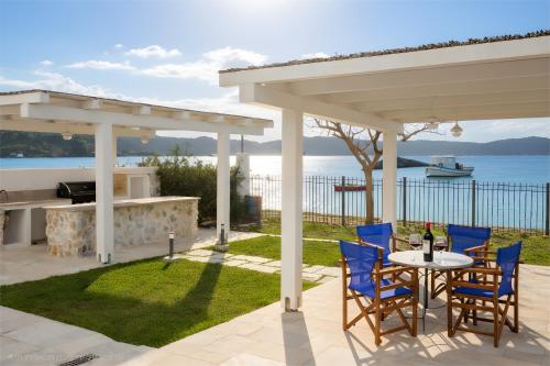 Skats, Bluevera sandy beachfront villa-Aidipsos bay in Gialtra