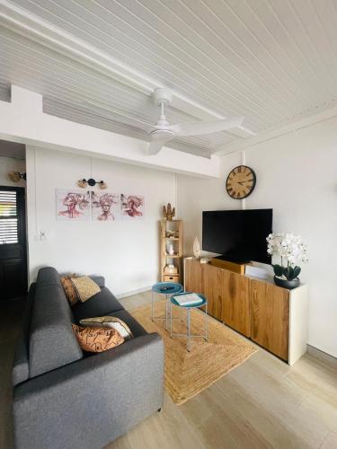 Guestroom, Maison, 5 minutes a pied de la plage in Sainte-Anne