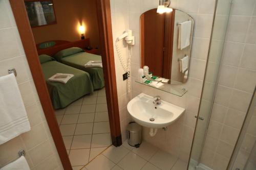 Double or Twin Room image 6