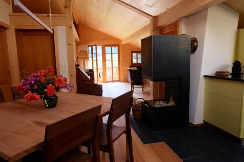 Istaba viesiem, Comfortable quiet apartement with great view in Diemtigen